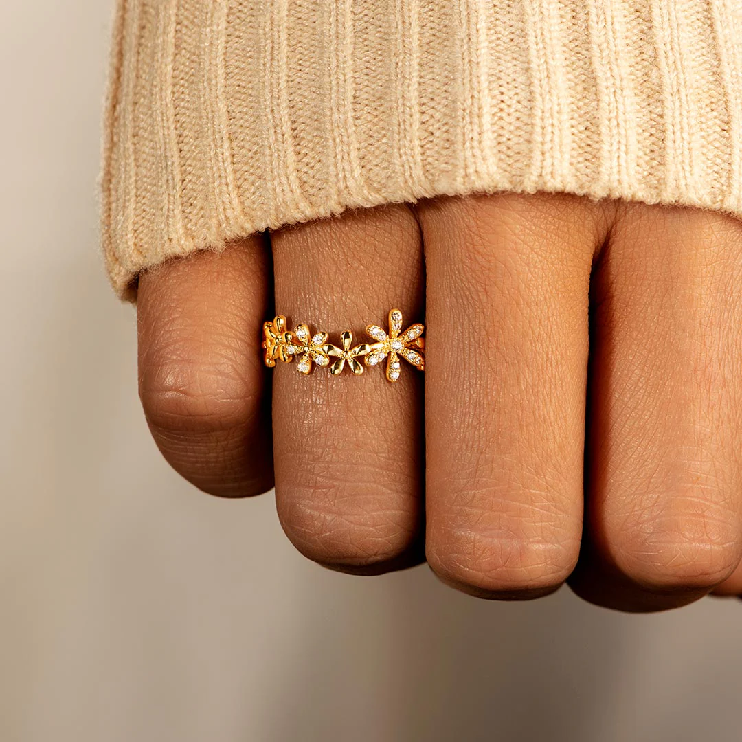 18k Gold Pavé Floral Ring - Image 2