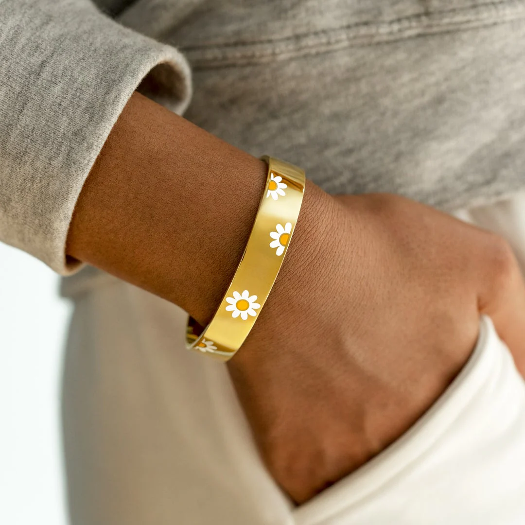 Sisters Are Different Flowers From Same Garden Daisy Bangle - Image 4